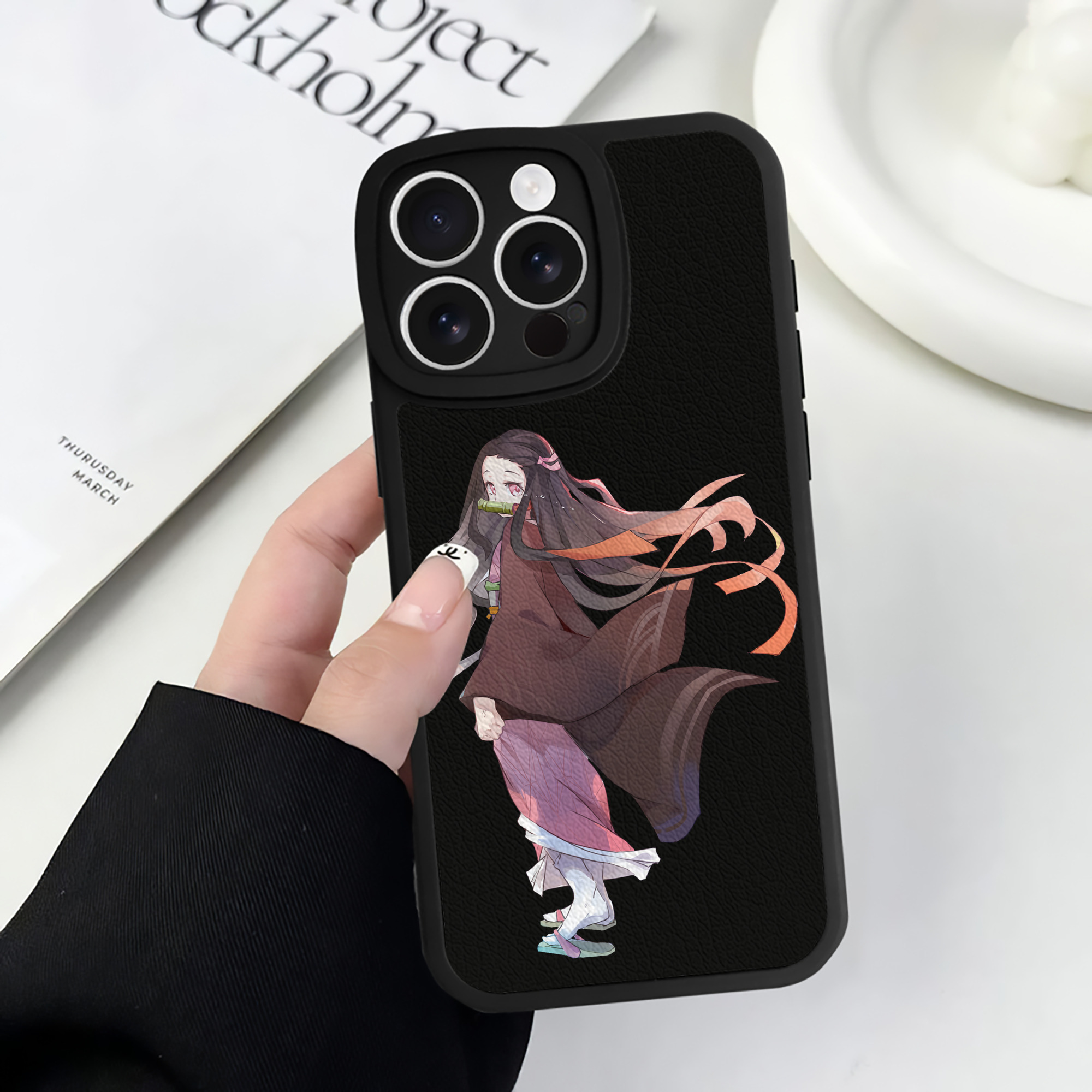 （画像用） 鬼滅の刃（きめつのやいば）竈門 禰󠄀豆子／かまど ねずこ Kamado Nezuko 【iPhone 16シリーズ対応】シリコンスマホケース（レザー調） 材質：シリコン